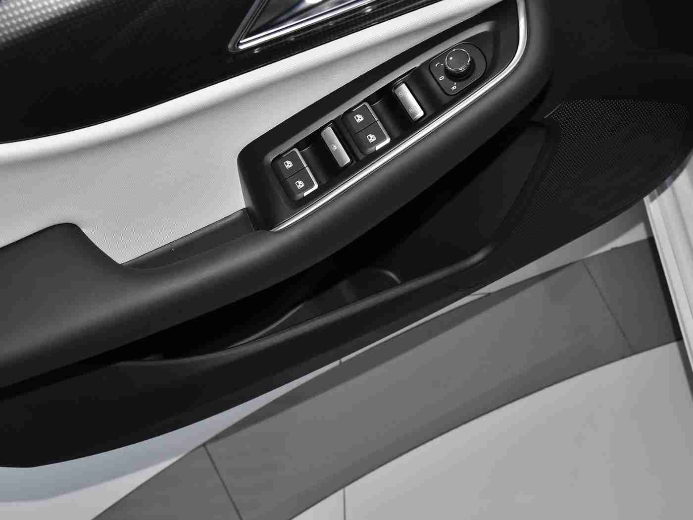 东北GAy无套GayGay:寒冬挑战,揭秘硬派越野车在东北雪地的极致驾驶体验与维护攻略-3