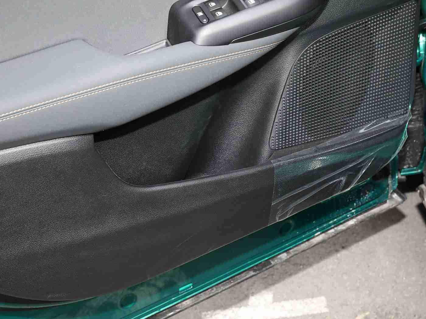 美女露胸APP:智能安全系统革新驾驶体验,主动防护技术成购车新标准-2