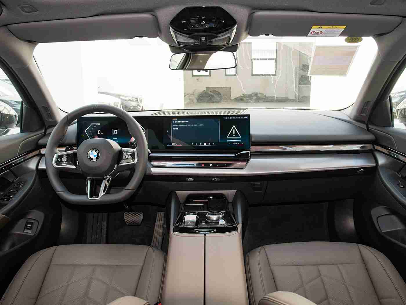 美女露胸APP:智能安全系统革新驾驶体验,主动防护技术成购车新标准-4