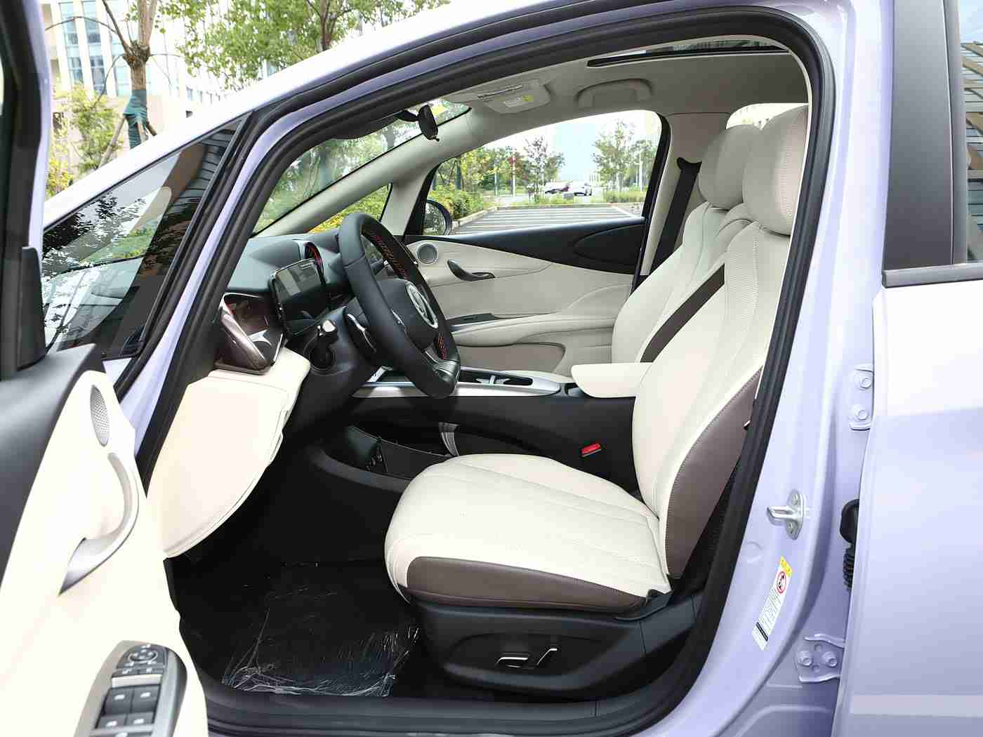 美女露胸APP:智能安全系统革新驾驶体验,主动防护技术成购车新标准-5