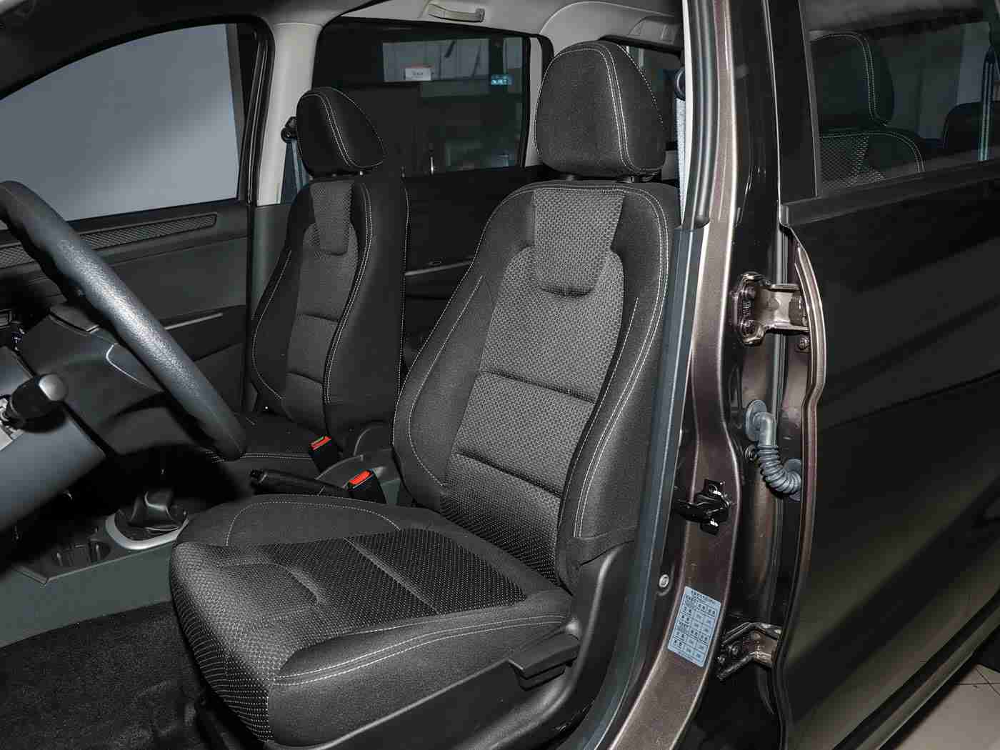 黄色播放器：风之乐章，敞篷驾驭的夏日色彩交响-1