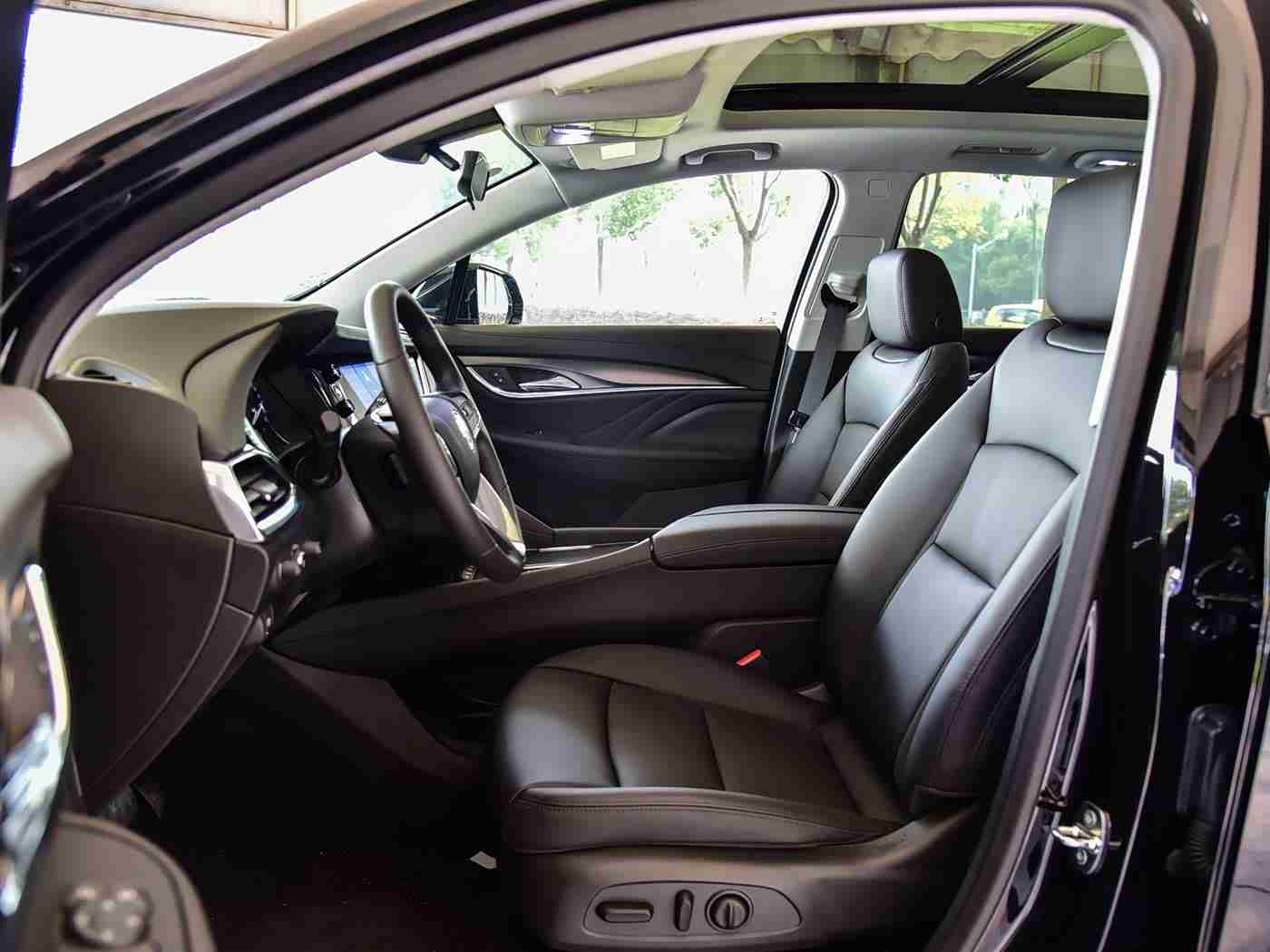 真人拔萝卜:硬派越野车脱困实战,选购指南与技巧解析-5