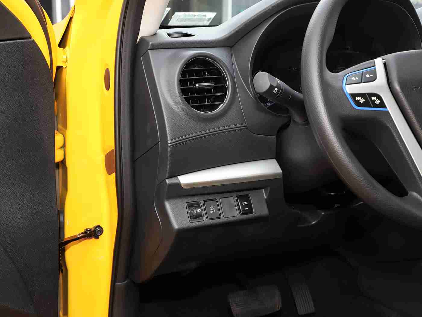 真人拔萝卜:硬派越野车脱困实战,选购指南与技巧解析-4