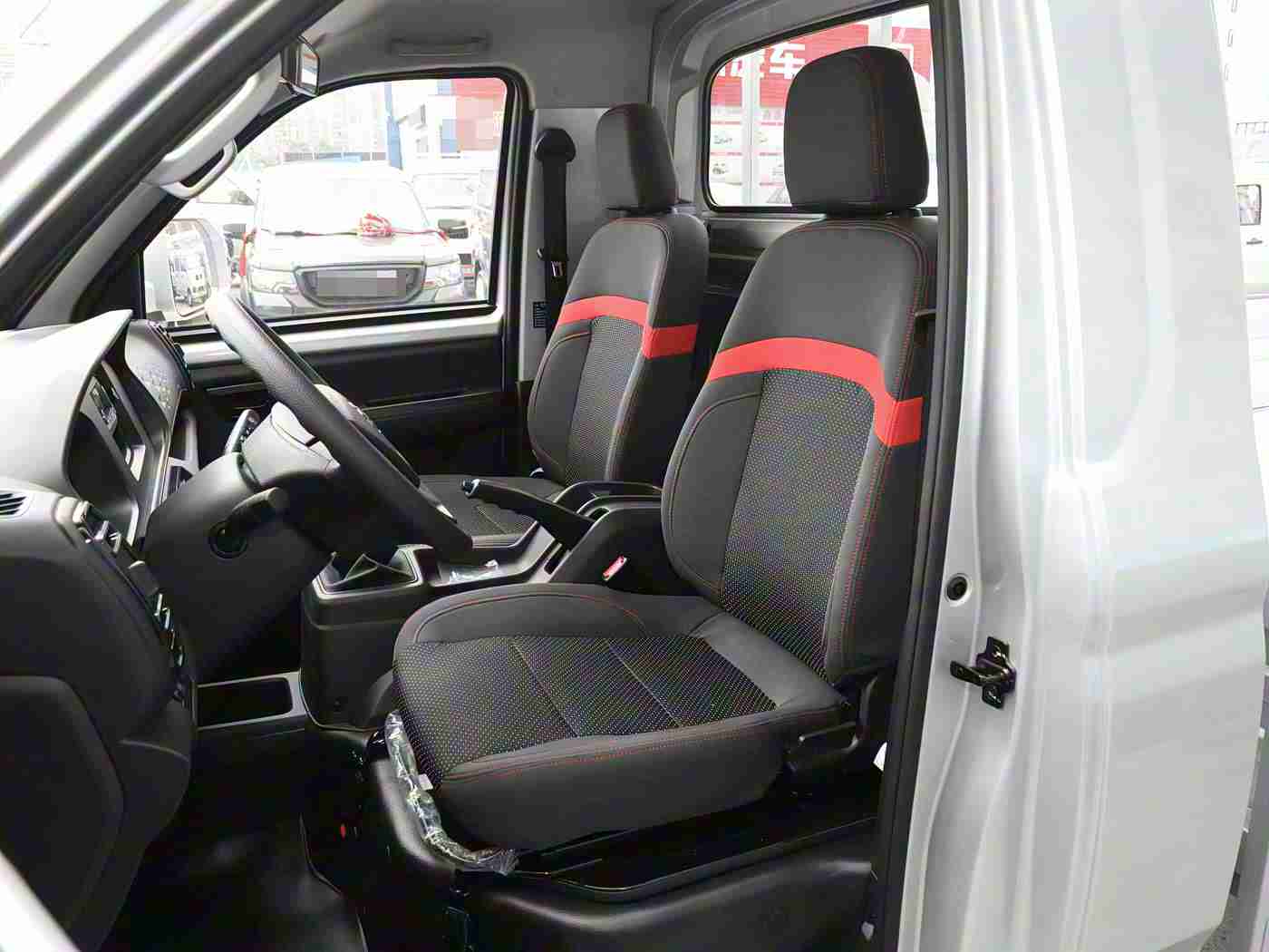 成人片av：地表最强旅行猛兽登场，揭秘奥迪性能美学新篇章-2