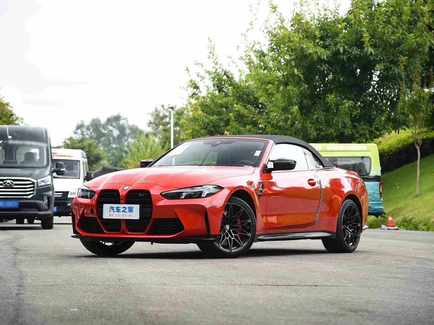 美女露胸APP:智能安全系统革新驾驶体验,主动防护技术成购车新标准-1