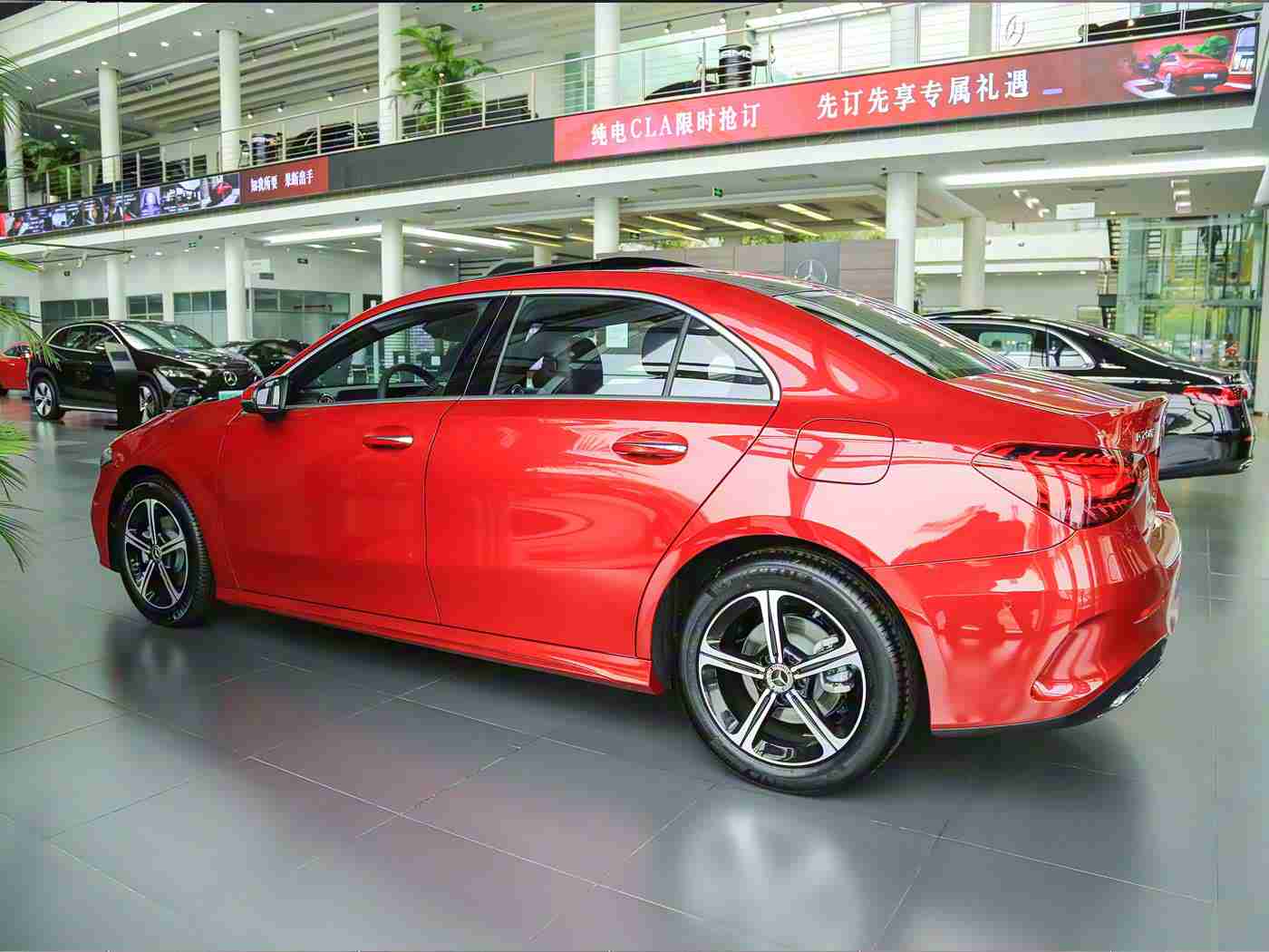 真人床上拔萝卜:车轮上的起居室,揭秘车内空间舒适新纪元-1