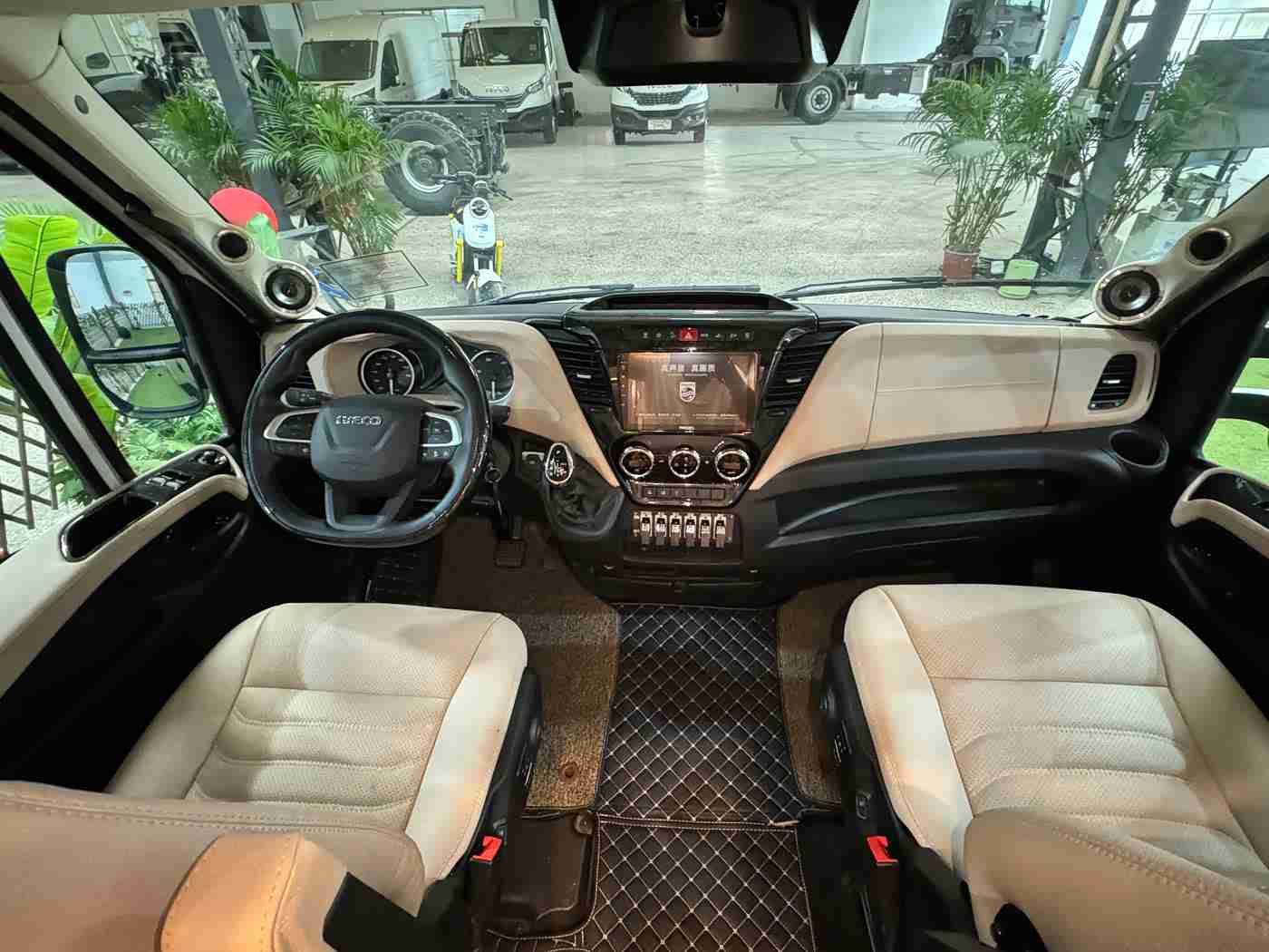 男生和女生一起搓搓搓:情侣搭档保养爱车,实用攻略助力默契升级-1