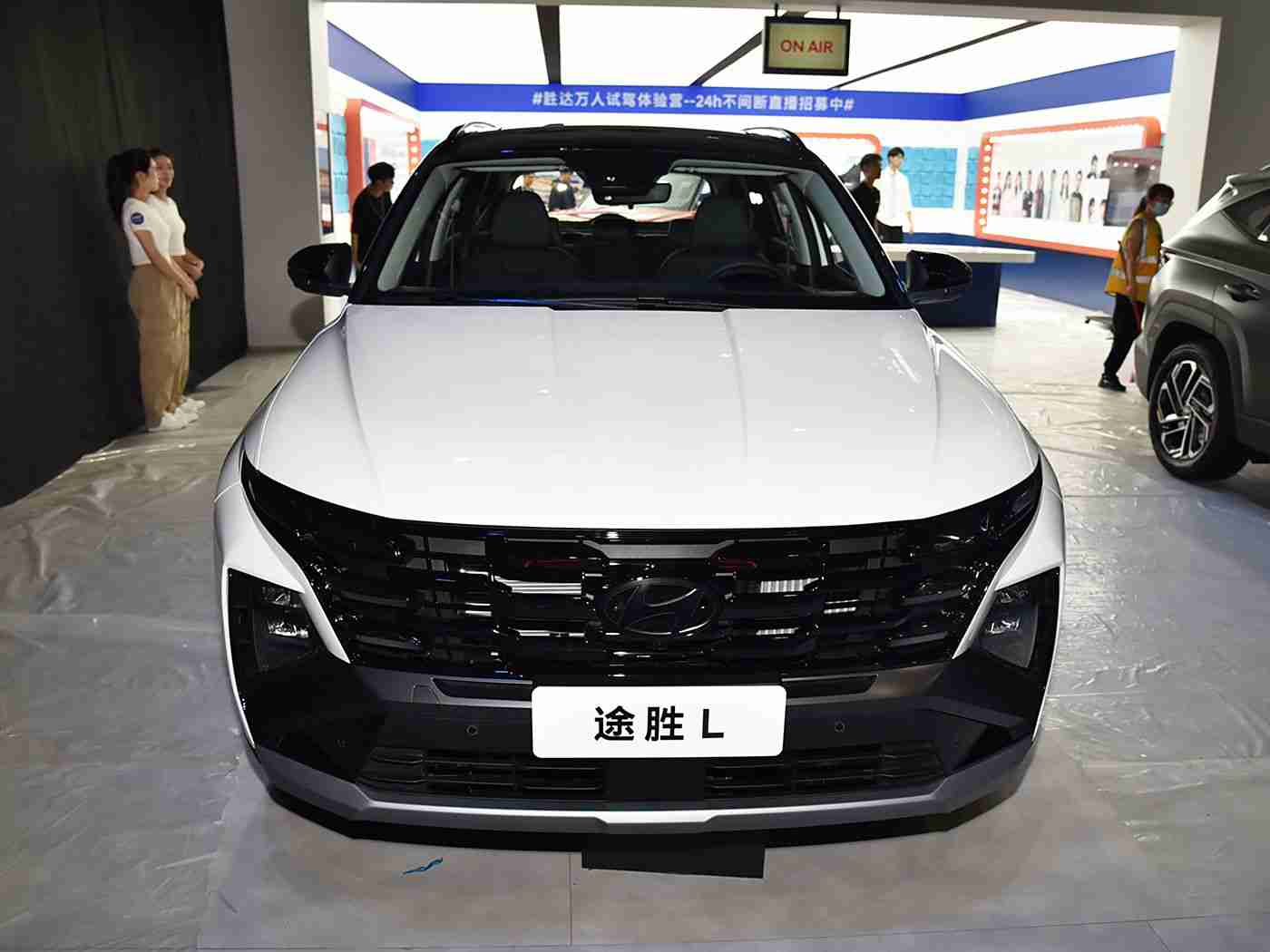 美女不穿衣服软件:汽车设计新趋势揭秘,极简美学如何重塑未来出行体验-1