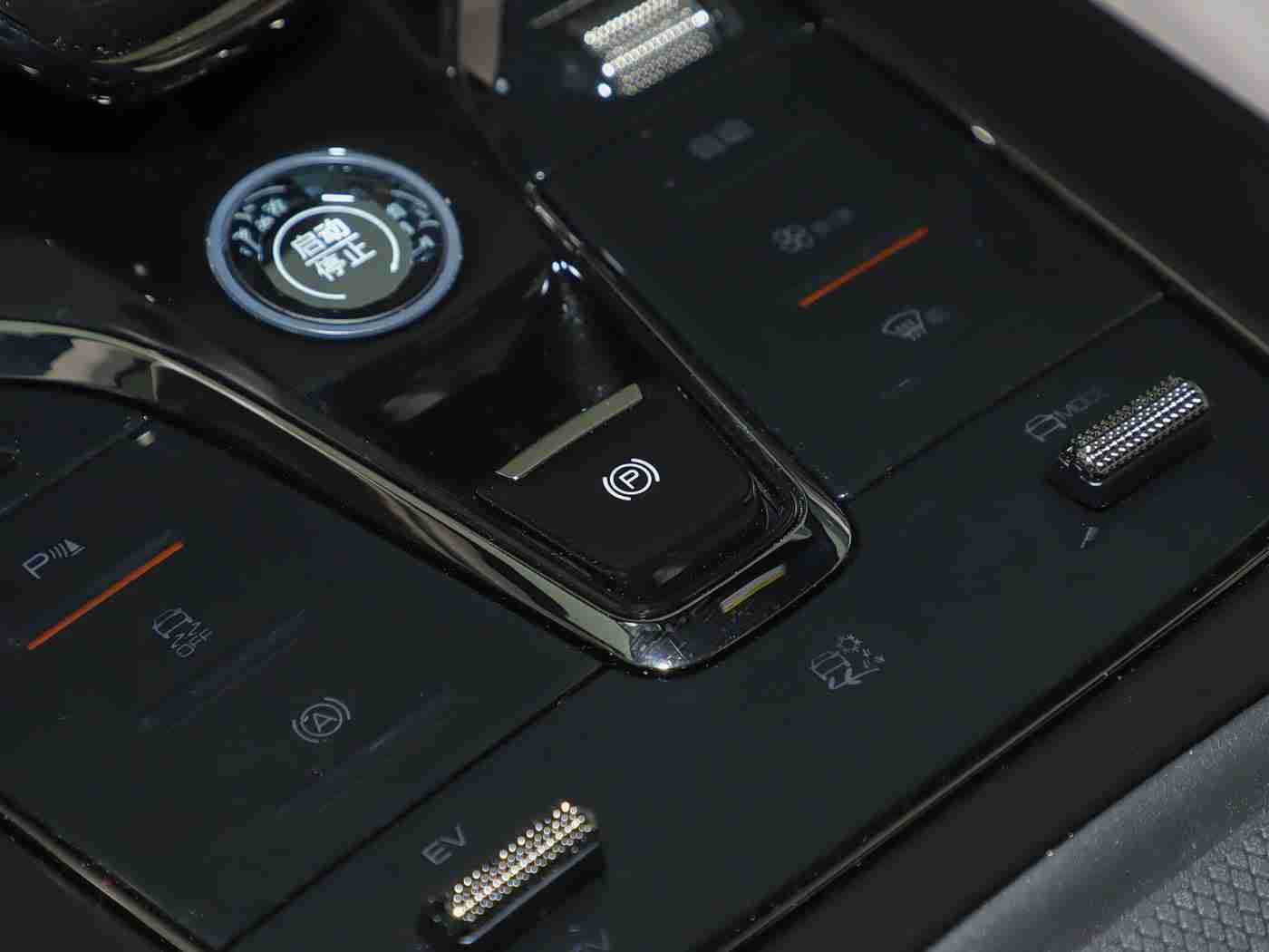 瑞典农民儿女:沃尔沃XC60深度测评,安全与环保的北欧座驾如何重塑实用主义新标准-3