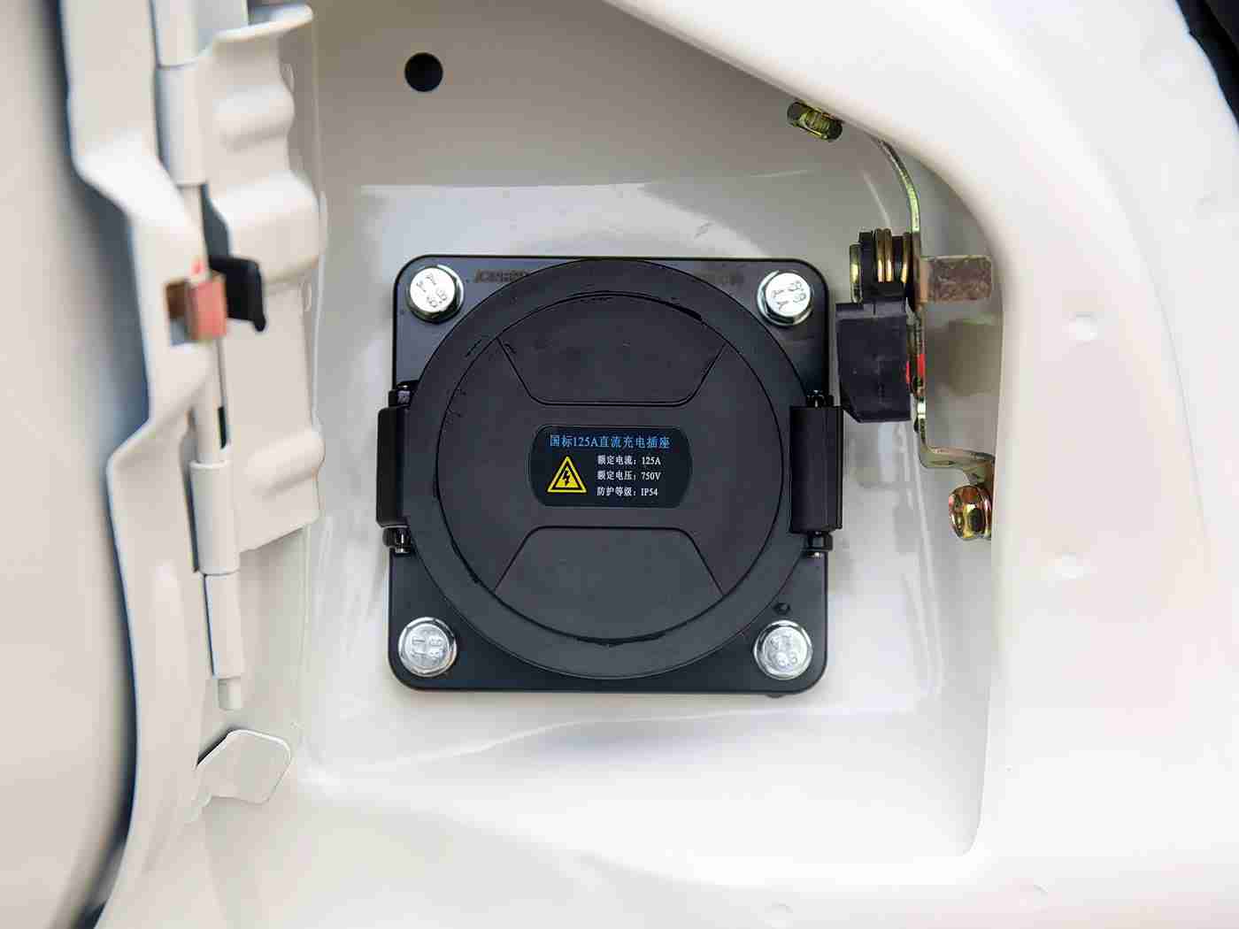 黄色三级软件:汽车安全系统新标准发布,三级防护技术让事故率降低三成-5