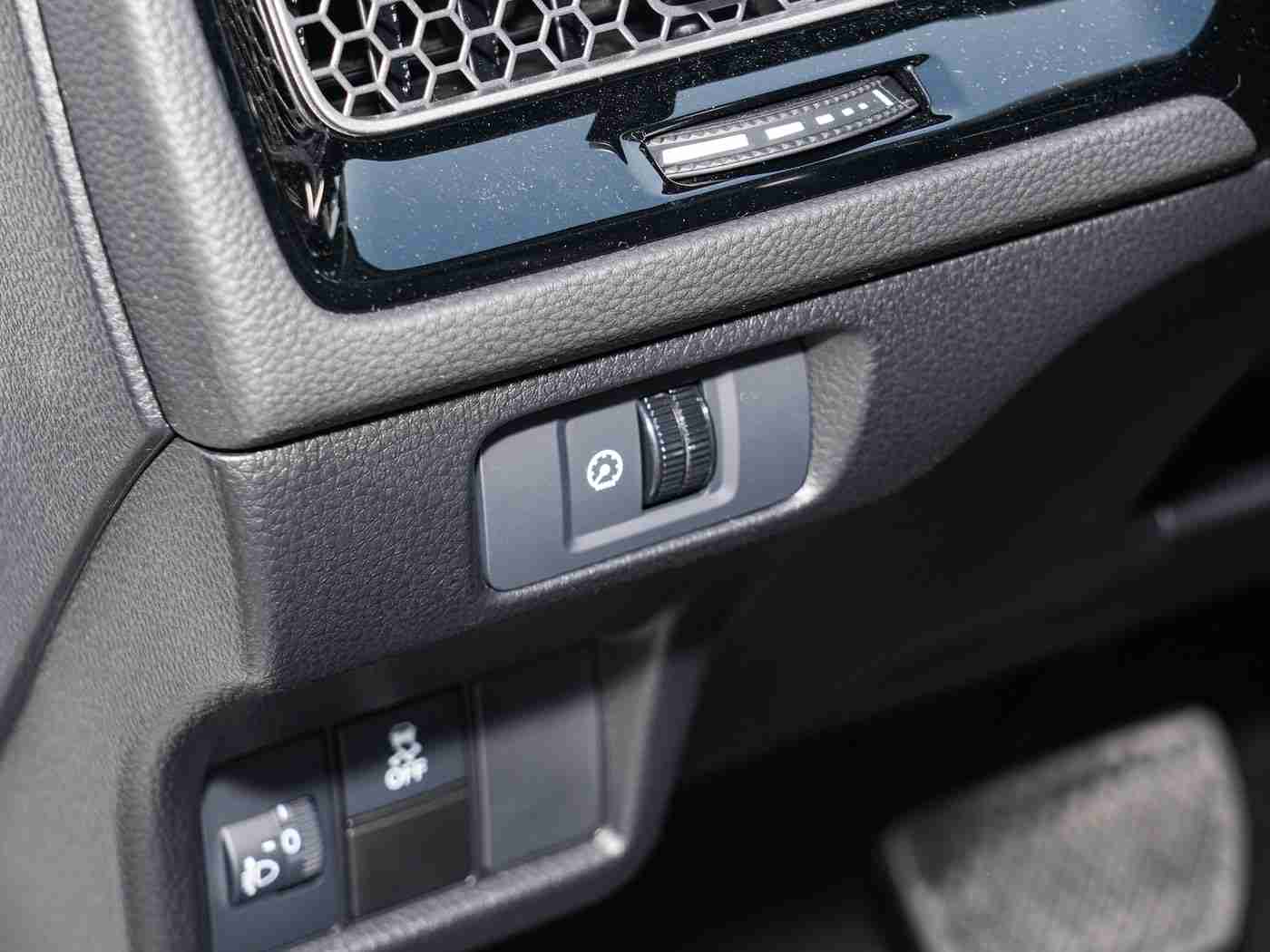 五月天丁香花婷婷:与春色共舞,都市座驾的设计哲学与动态之美-3