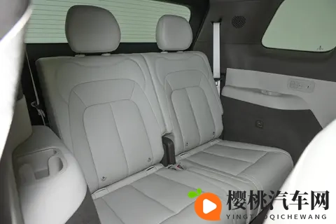 1300km 续航 + 零重力座椅！腾势 N8L 把家庭 SUV 的舒服焊死了-3