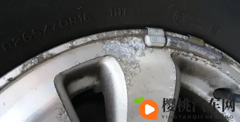 为什么说洗车的时候不要贪小便宜擦轮胎油?-2