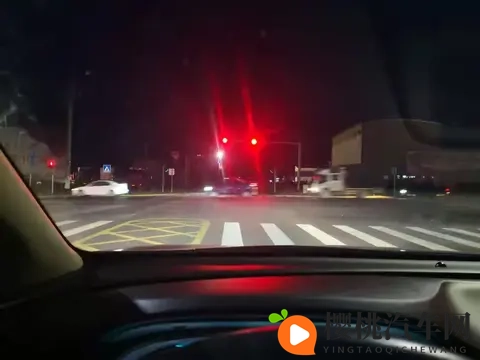 等绿灯有必要挂N挡吗?吃过亏的司机都这样做,安全又不伤车!-1