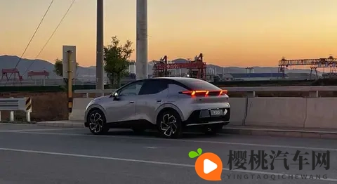 街头惊现银色领克Z20,是官方新动作还是车主创意改装?-2