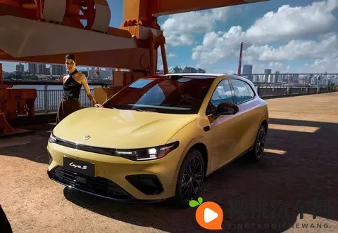 零跑Lafa5正式预售，1058万起，年轻人的第一台“纯电钢炮”？-3