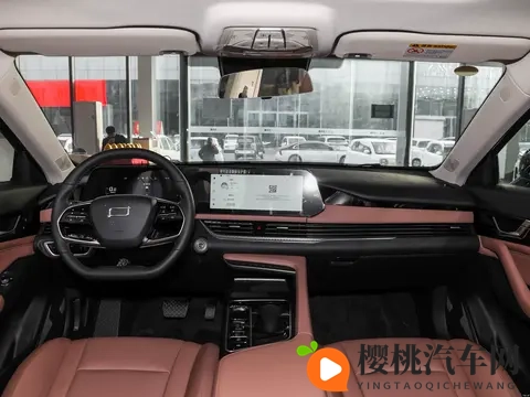 试驾2026款奔腾B70:戈型大灯+掀背尾门,这匹家用黑马实力几何?-2