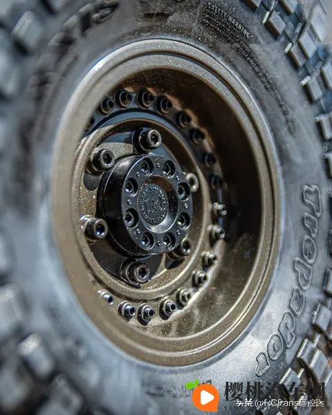 【网通社快报】特斯拉Model Y高速加速失控致撞护栏 车主质疑车辆异常 特斯拉称操作不当-1