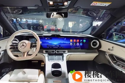 奔驰全新GLC纯电版实车实拍,这前脸确实很老钱-2