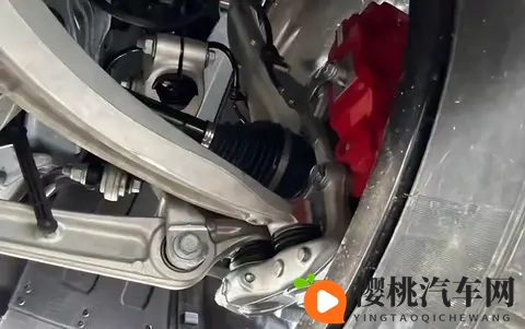 一撞就断！为何新能源车用粗壮的铝合金悬挂，却经常断轴崴脚？-1