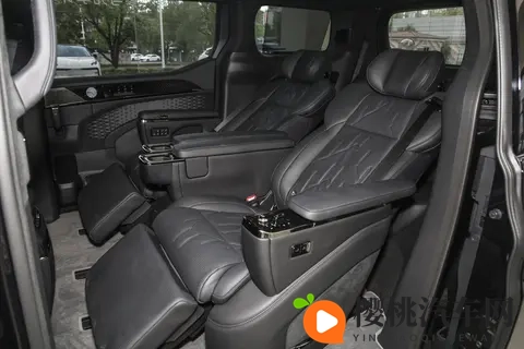 极氪009六座行政版四驱140kWh：高端家庭出行的舒适与实用选择-3