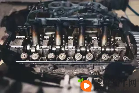 车满10万公里必看!这5处“隐形损耗点”没坏也得查,否则亏几万-1