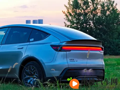 特斯拉 FSD 中国 “破冰”！2026 全面落地，华为比亚迪扛得住吗？-1