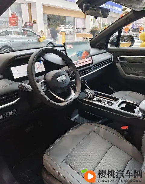 新款吉利豪越L到店,换装新前脸,新增15T动力,提供5_6_7座可选-3