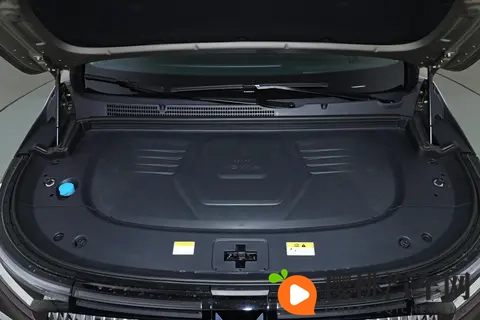 续航1530公里，后排带加热，26款岚图梦想家PHEV适合家用吗？-1