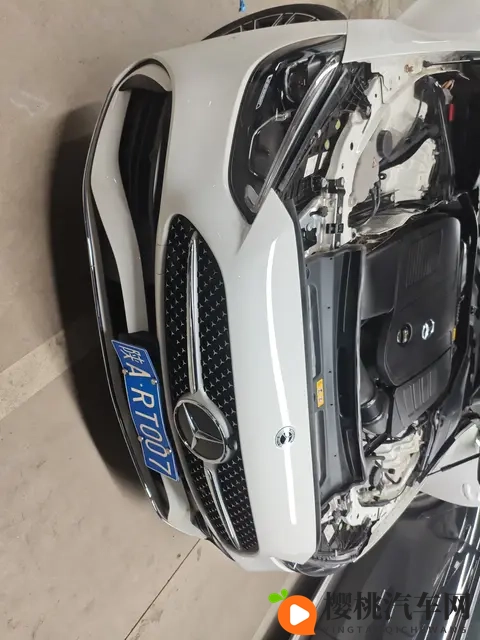 2万公里,一手白色奔驰C级,22万多体验豪华质感!-1