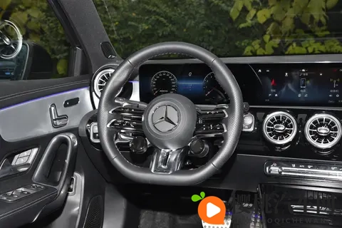 2025 款奔驰A级AMG怎么选?两款配置一句话对号入座-3