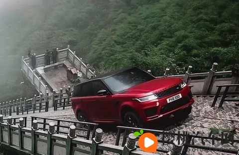 奇瑞风云X3L挑战天门山失败 爬天梯挑战以撞坏护栏告终-3