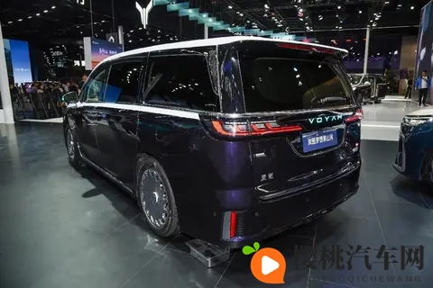 26款岚图梦想家乾崑系列,动力强劲、空间宽敞、配置丰富-1