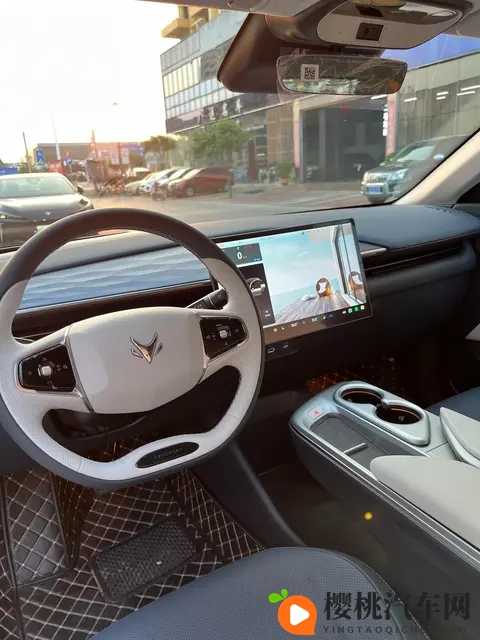 妈妈用手指在狗儿后背写字:妈妈轻触爱犬背,指尖书写温情语-3