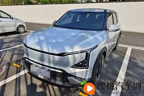 马斯克的“分心驾驶”争议：特斯拉FSD边开车边发短信功能-1