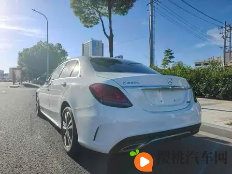 三年奔驰C级,优雅白色座驾,13万多入手体验豪华!-1