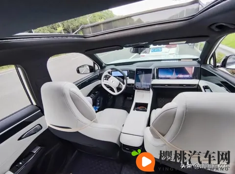 保险套女销售要求试用2:汽车销售新招:女销售员试驾两车,创意营销引关注-3