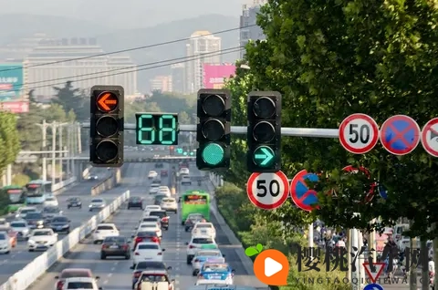 绿灯停滞20秒被罚6分：“按灯通行”不只是红灯不能闯-1