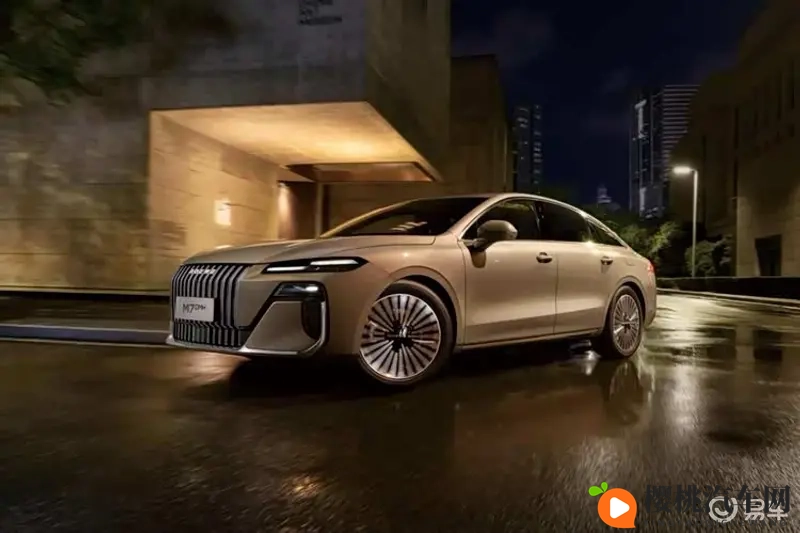 荣威M7 DMH搭豆包大模型,活人感车机成最大亮点-1