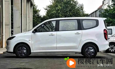 五菱宏光燃油版上市，价格低到让对手发慌，老用户笑了-3