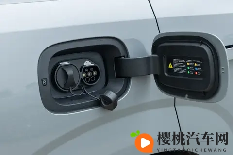 腾势N8L DM试驾：3198万元起售，能装下三代人欢乐的大六座SUV-3
