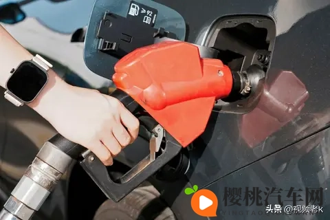 为什么又鼓励大家购买燃油车,新能源不香了?咱看懂这信号了-2