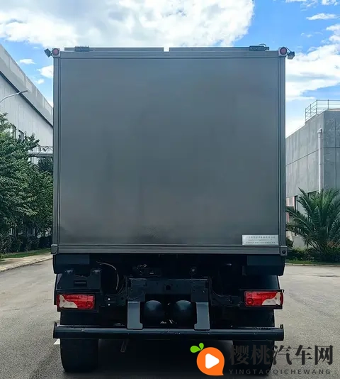 前面越野车,侧面小货车:这台奔驰‘四不像’,凭啥敢卖一百万?-1