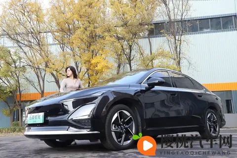 通勤约会全搞定！五菱星光EV 2025款：女生要的高级感10万级就配齐-1