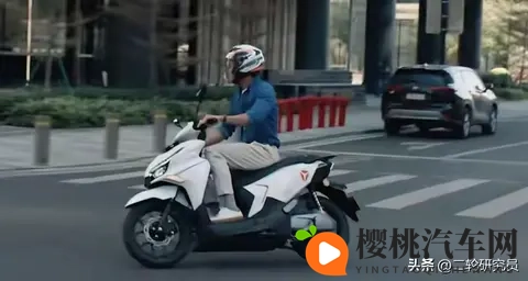 雅迪Velax炸场米兰！20分钟快充+105km续航-3