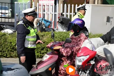 电动车禁用挡风被后,多个防寒新装备出现!网友:这下不怕查了-2