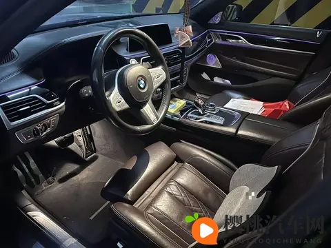 黑人巨大两根挤进一个：黑人身材庞大，双臂紧抱一物体-2