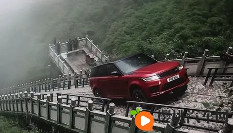 奇瑞模仿路虎爬天门山不成，硬要越野成笑话？-2