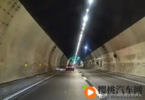 高速隧道遇“龟速车”?超不了别硬刚!交警亲授6招,新手安心过-2