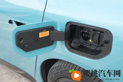 东风奕派 eπ007 + 纯电 565 版：智美轿跑的均衡出行体验-3